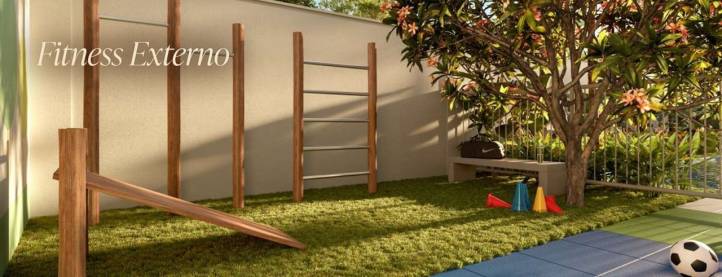 Fitness externo com equipamentos de madeira em área gramada