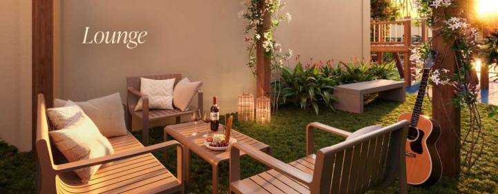 Lounge externo com poltronas, mesa, jardim e iluminação aconchegante
